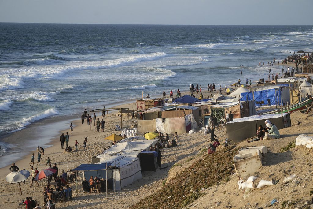 Evakuasi ke Tepi Pantai, Warga Gaza Terpaksa Mandi, Mencuci, dan Minum Menggunakan Air Laut