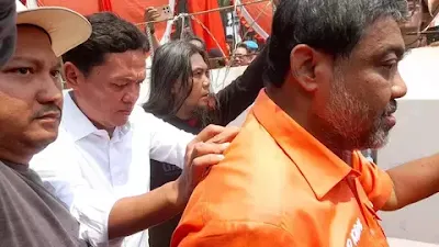 Anggota Komisi III DPR Habiburokhman Dilempari Massa Demo, "Woy Ngapain Pakai Tameng, Ketemu Rakyatmu Sendiri"