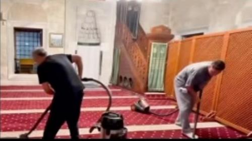 Viral Video Mesut Ozil Bersihkan Masjid di Turki, Tuai Pujian Netizen