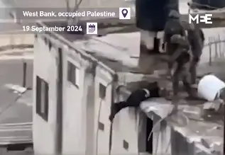Terekam Kamera, Tentara Israel Lempar Mayat Warga Palestina dari Atap Gedung