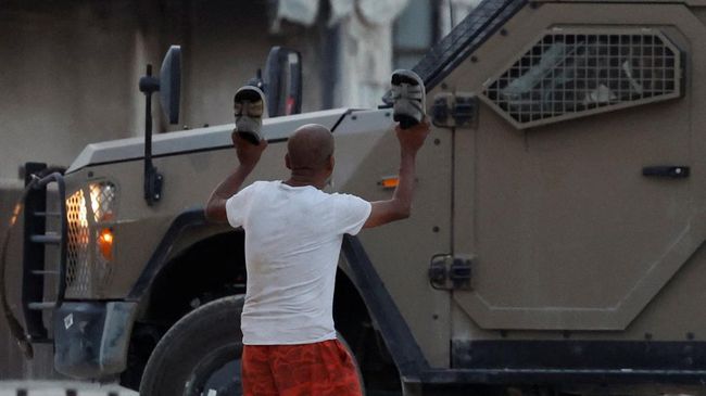Viral! Pria Palestina Ini Terekam Halang Mobil Israel dengan Sendal