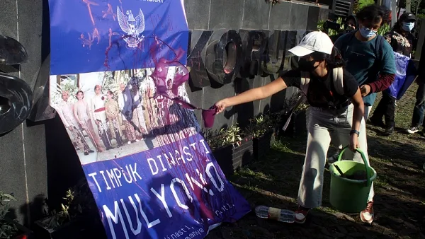 ICW Gelar Aksi Lempar Telur ke Foto Keluarga Jokowi di KPK