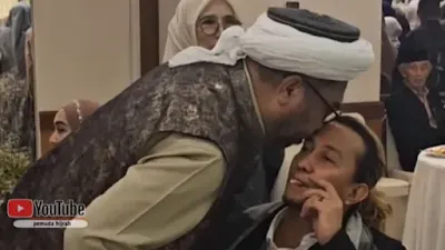 Momen Ali Ngabalin Cium Kening Habib Bahar, Tuai Sorotan Netizen