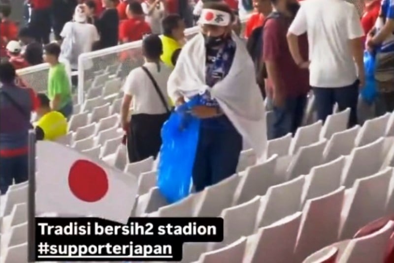 Suporter Timnas Jepang Tuai Sorotan Netizen, Bersihkan Sampah Sendiri di GBK