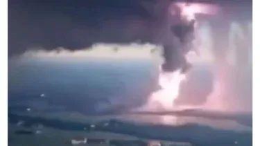 Ngeri! Pilot Ini Merekam Diduga Api Jatuh dari Langit Amerika