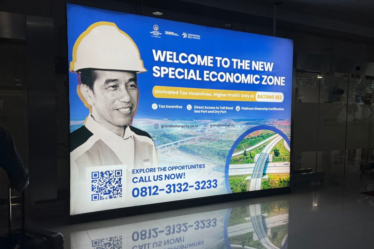 Baliho Jokowi Masih Terpajang di Bandara Ahmad Yani, Cholil Nafis: Belum Diganti Ya?