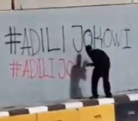 Coretan 'Adili Jokowi' Makin Banyak, Netizen Bandingkan dengan Ucapan Prabowo 'Hidup Jokowi'