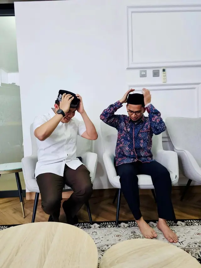 Sekretaris Kabinet (Seskab) Teddy Indra Wijaya dan Ustaz Adi Hidayat.