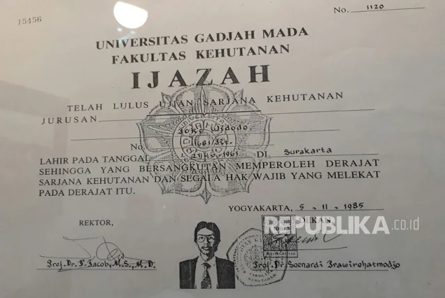 Fotokopi ijazah Presiden Joko Widodo yang dipajang di Graha Inovasi Mahasiswa Fakultas Kehutanan UGM.