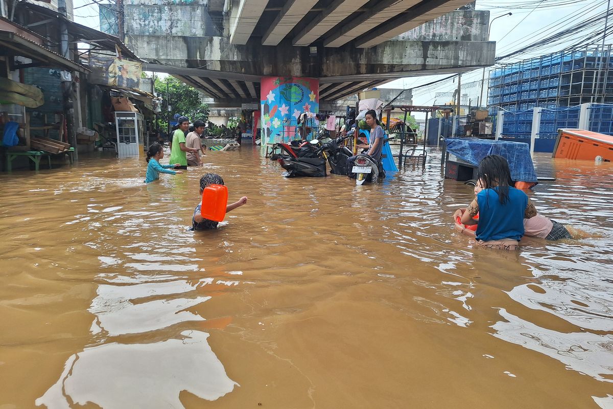 Jakarta Masih Terendam! Ribuan Warga Masih Mengungsi