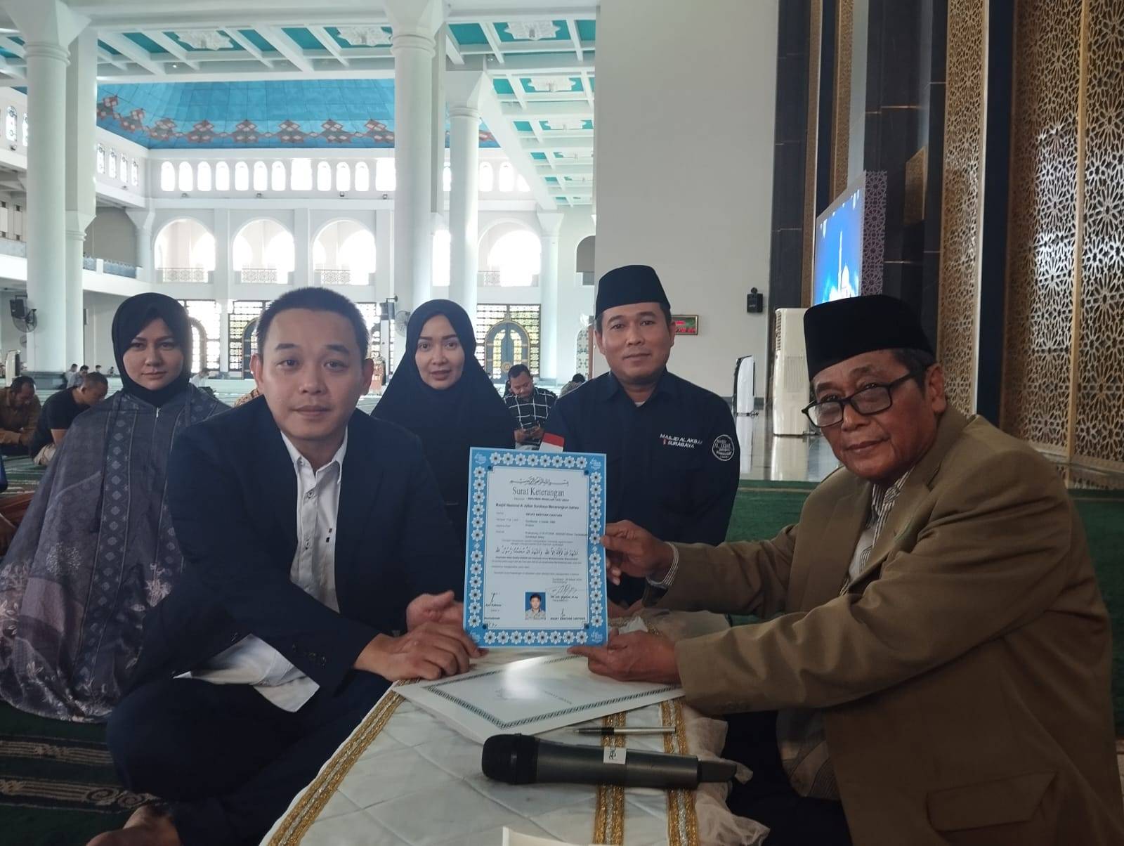 Allahu Akbar! Banyak Orang Berbondong-Bondong Ucap Syahadat pada Bulan Ramadan di Masjid Al Akbar Surabaya