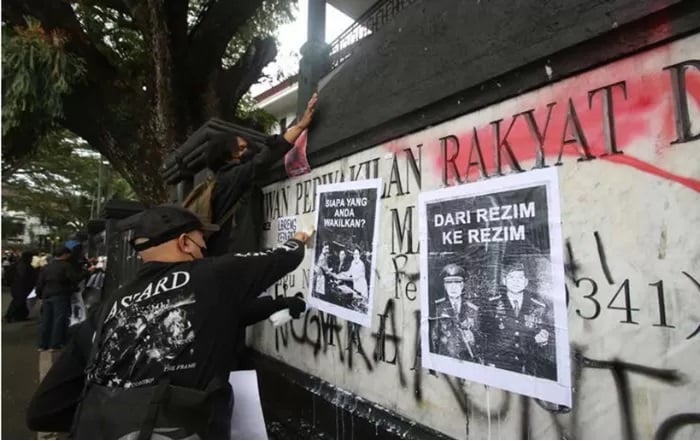 Aksi Tolak UU TNI di Malang Memanas, Tulisan “Ganyang Fufufafa Kopong” Jadi Perhatian