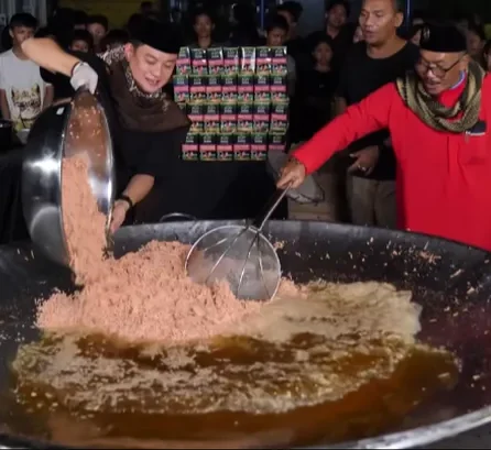 Viral Youtuber Bobon Santoso Masak Besar-besaran untuk Sahur, Langsung Dibagikan ke Warga