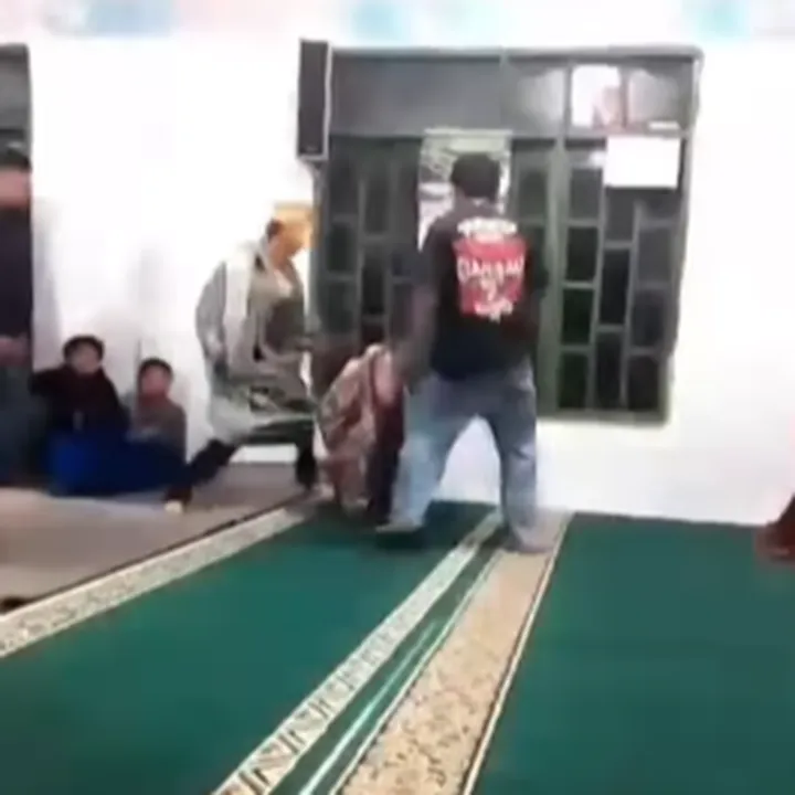 Brutal, 3 Remaja Dikeroyok di Dalam Masjid Saat Tadarus, Ayah Korban Hingga Meninggal Dunia