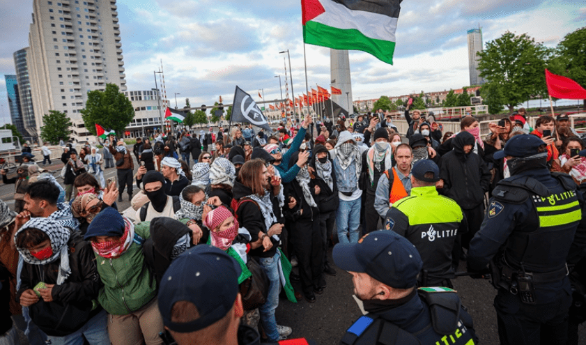 Tolak Fasilitasi Genosida Gaza, Warga Belanda Gelar Demo Tutup Jalan