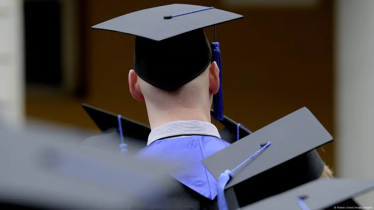 Gelar Profesor dan Budaya Selebrasi di Indonesia: Antara Prestasi Ilmiah dan Gengsi Semu