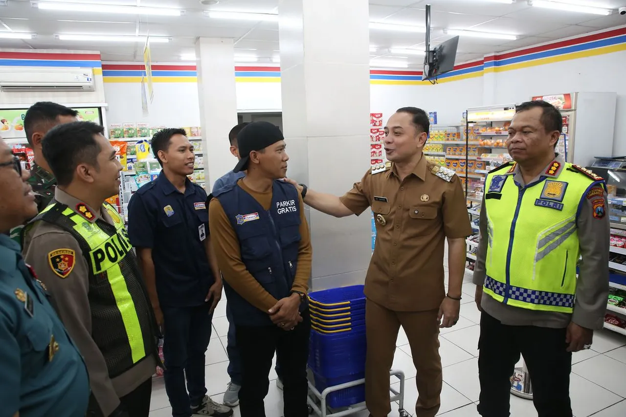 Aksi Wali Kota Surabaya Segel Parkir Minimarket Tuai Sorotan: Solusi atau Simbol Ketimpangan Kebijakan?