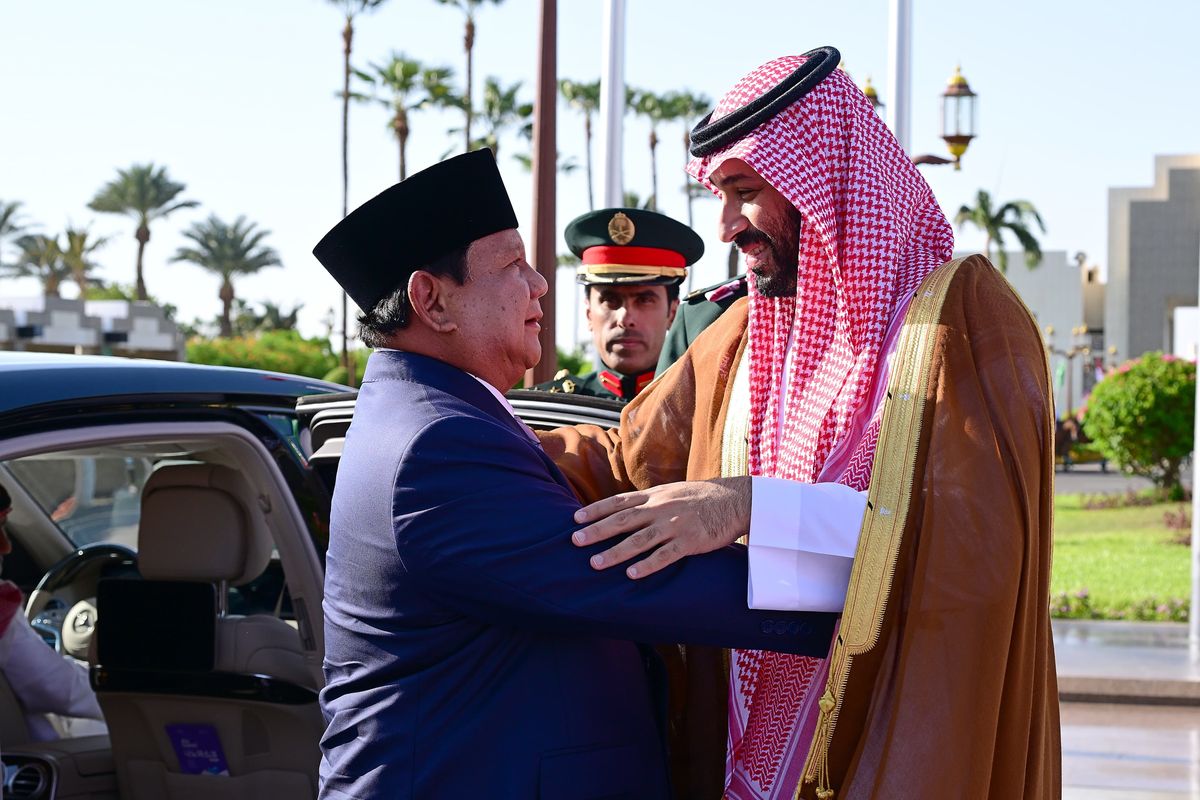 Presiden Republik Indonesia Prabowo Subianto disambut Putra Mahkota sekaligus Perdana Menteri Kerajaan Arab Saudi, Pangeran Mohammed bin Salman bin Abdulaziz Al Saud (MBS), di Istana Al-Salam, Jeddah, pada Rabu, 2 Juli 2025.