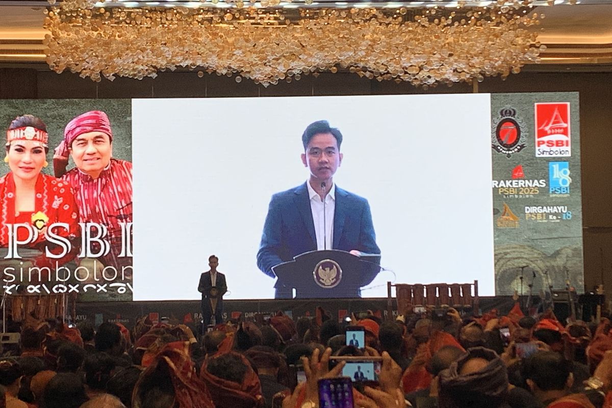 Wakil Presiden RI Gibran Rakabuming Raka menyinggung soal pemecatan Effendi Simbolon dari Partai Demokrasi Indonesia Perjuangan (PDI-P) dalam acara HUT ke-19 PSBI Simbolon (Persatuan Marga Batak) di Jakarta Selatan, Senin (7/7/2025).