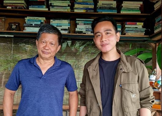 Gibran Belum Berkantor di Papua, Rocky Gerung: “Kalau Serius, Bangun Istana di Sana, Bukan Cuma Bagi-Bagi Skincare!”