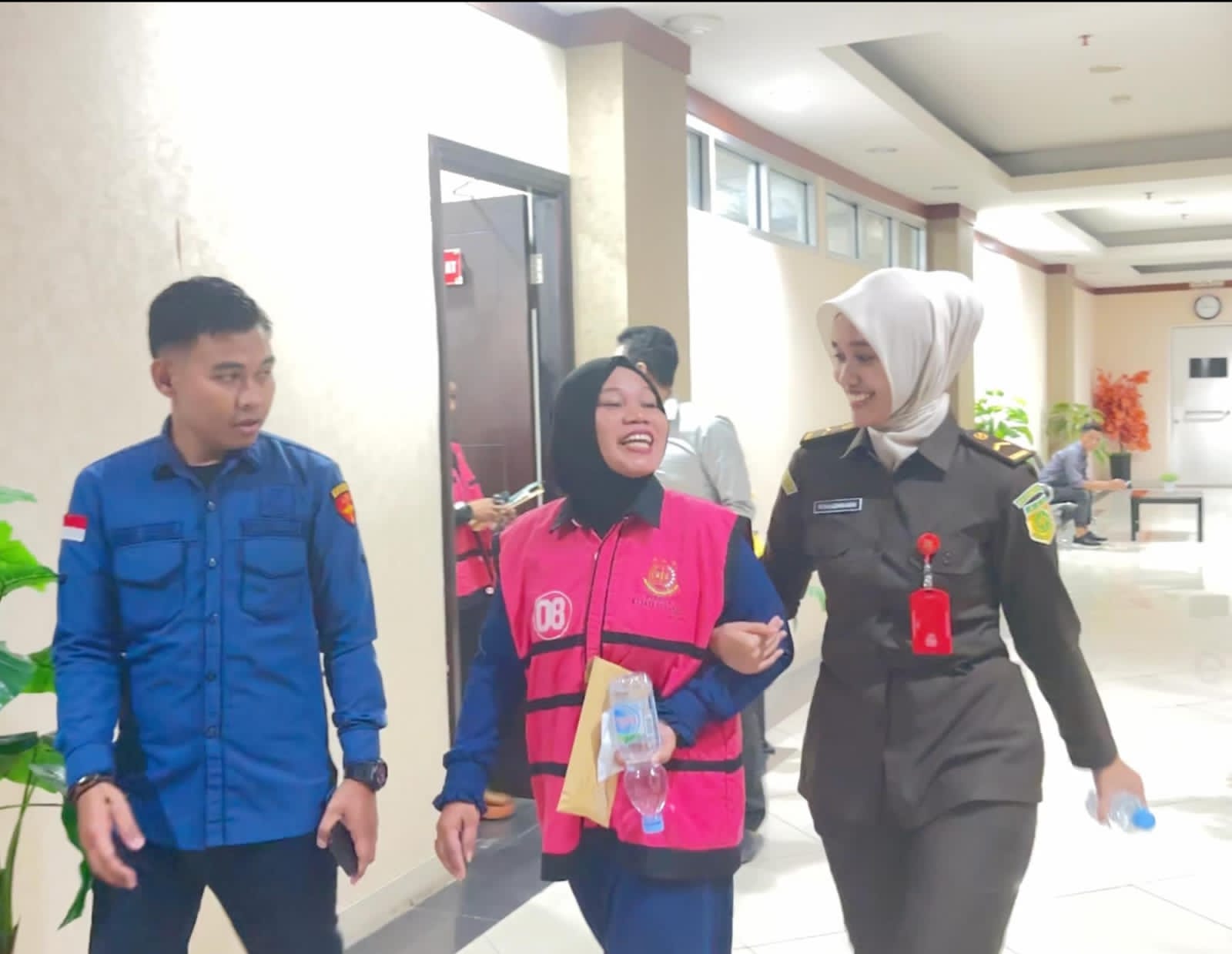 Tangis dan Tawa Dua Tersangka Korupsi Kredit Bank BUMN di Makassar