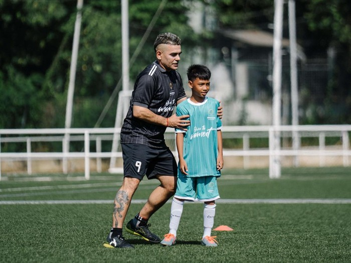 Misi Baru Cristian Gonzales: Lahirkan Penyerang Lokal Tangguh Lewat Coaching Clinic