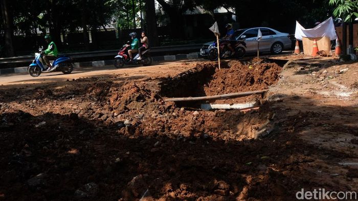 Ibu dan Anak Tercebur Lubang Galian di Jaktim: Proyek Tidak Aman Nyaris Makan Korban