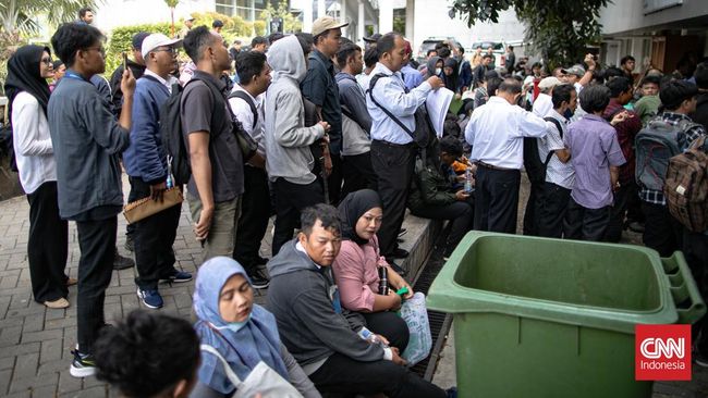 Ratusan Orang Bersaing demi Sapu dan Cangkul: Kisah Pilu di Balik Antrean Lowongan PPSU