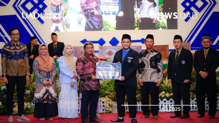 Putra Petani Dapat Beasiswa Rp 1 Miliar untuk Kuliah Kedokteran di UAD