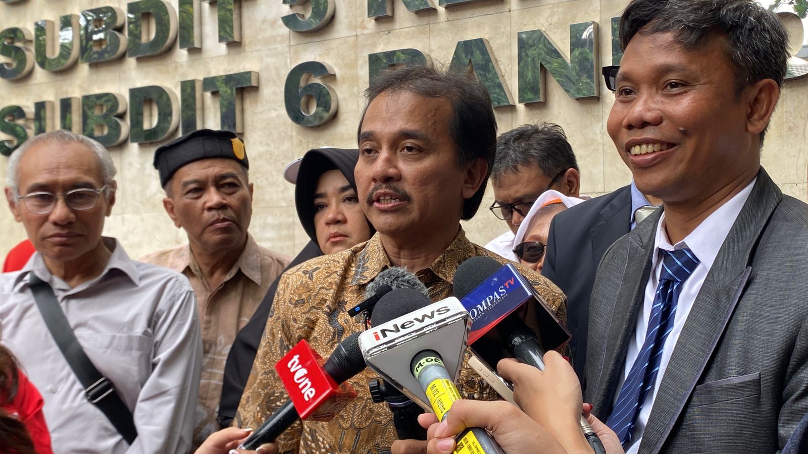 Roy Suryo Diperiksa Terkait Kasus Ijazah Jokowi, Pilih Bungkam: “Pertanyaannya Banyak, Tapi Saya Diam”