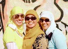 Tiga Muslimah Belanda Jadi Bintang Favorit di Televisi