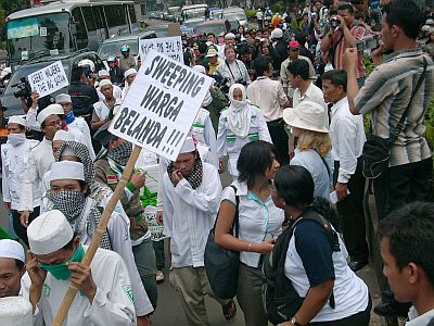 FPI Unjuk Rasa Protes Penyebaran Film "Fitna"
