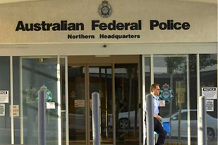 Meski Tak Ada Bukti Terlibat Terorisme, Polisi Australia Ingin Perpanjang Penahanan Haneef