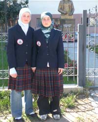 Dua SMU di Kosovo Pecat Tiga Siswinya Karena Kenakan Jilbab