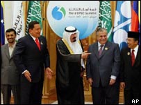 Ahmadinejad Serukan Negara-Negara OPEC Tidak Lagi Gunakan Mata Uang Dollar