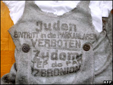 Perancis Selidiki T-Shirt Anti-Semit