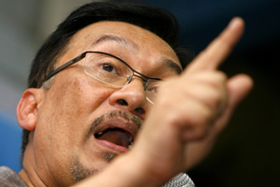 Kuasa Hukum Anwar Ibrahim Protes Penangkapan Anwar Oleh Polisi Malaysia