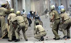 Protes Keputusan Pemerintah, Warga Hindu Blokade Muslim Kashmir
