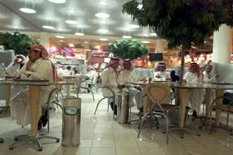 Menteri Tenaga Kerja Saudi Jadi Pelayan Restoran