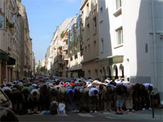 Ramadhan di Paris, Luapan Umat Islam Shalat di Jalan Raya
