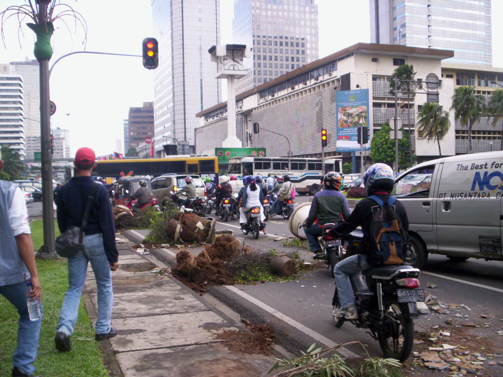 Aksi Demo Buruh Berakhir Anarkis,  Jalan Thamrin Kacau