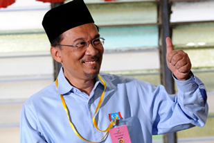 Anwar Ibrahim Menang, Abdullah Badawi Dituntut Mundur