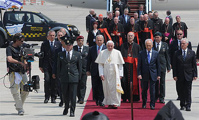 Paus Benedictus Tiba di Israel, Budak Yahudi?