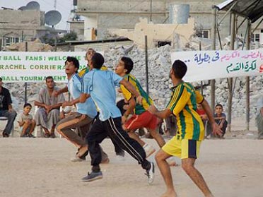 Anak Muda Gaza: Bermain Bola Pun Tutup Aurat