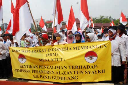 Unjuk Kekuatan Para Pendukung Panji Gumilang