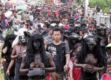 Kebo-keboan ini bertingkah seperti kerbau lagi kesurupan, diarak untuk membawa sesaji (persembahan untuk syetan) ke tempat yang dituju.