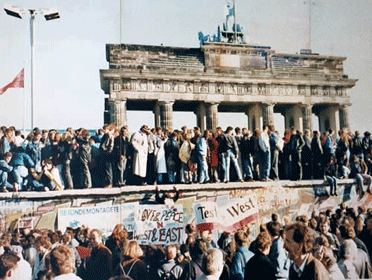 Misteri  Runtuhnya Tembok Berlin dan Hancurnya Komunisme