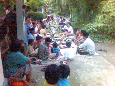 Warga melaksanakan tradisi Tulakan untuk mengusir Pageblug