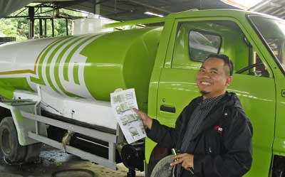 Keluarga Arie Kuntjoro Berinfak Mobil Tangki Air