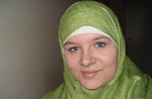 Saya Memilih Islam, Meski Harus Melawan Budaya dan Keluarga